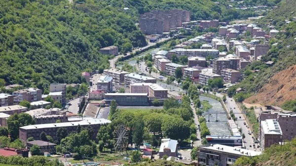 irevan-rusiyanin-qafanda-bas-konsulluq-acmagina-qarsidirnbspnbsp-1732795634